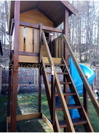 Дитячий дерев'яний будиночок з гвинтовою гіркою