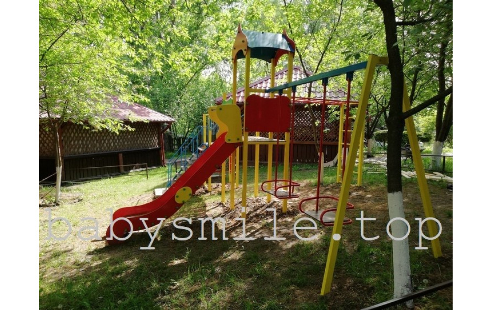 Дитячий ігровий майданчик на території готелю або ресторану