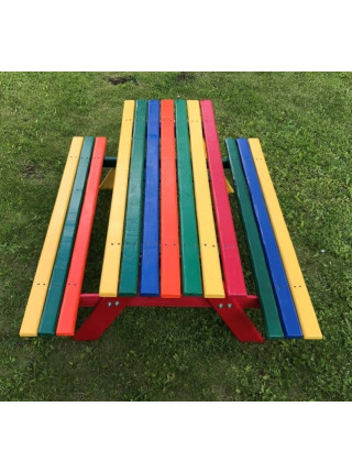   Дерев'яний стіл з лавками для дітей