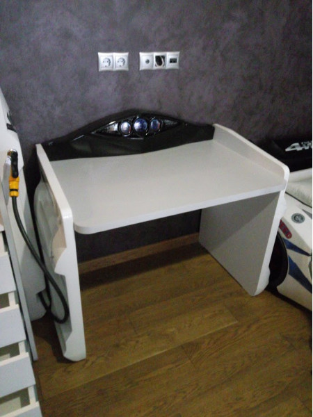 Стіл письмовий білий з серії Автомобільні пристрасті